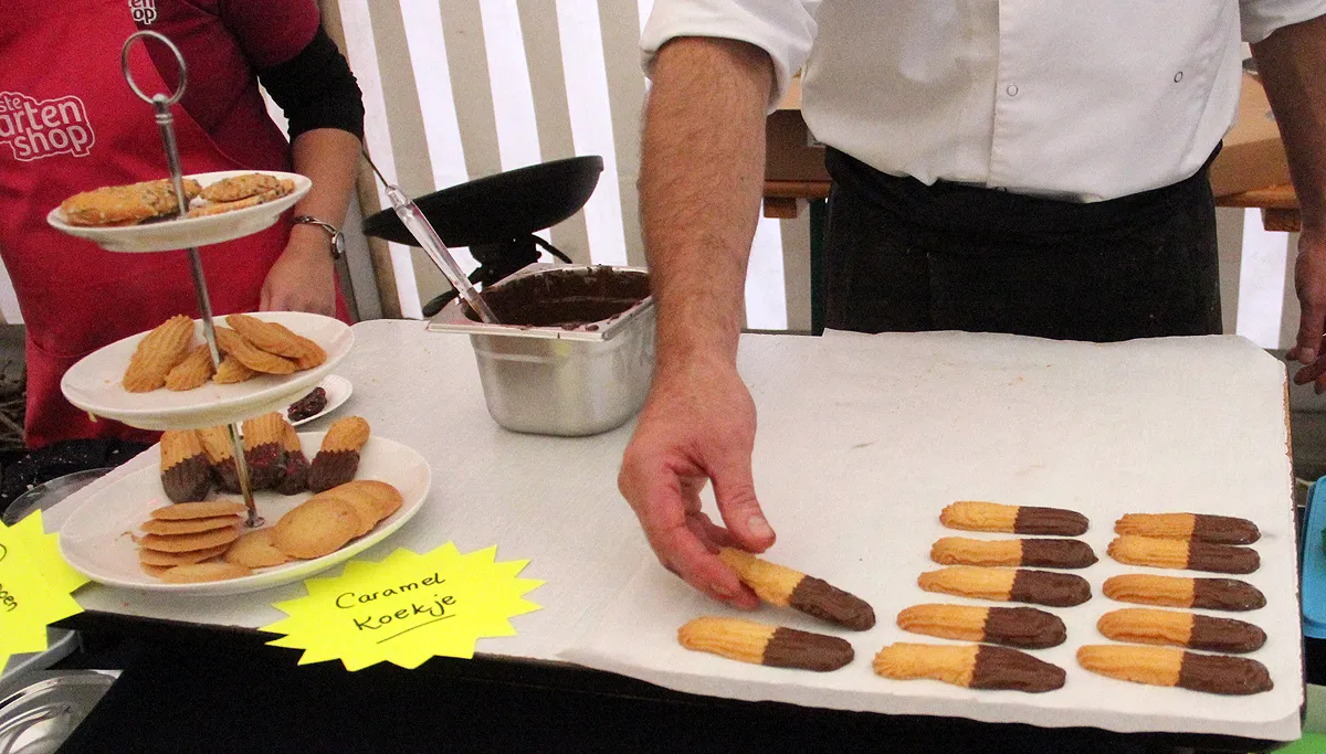 heel geleen bakt 2017 handwerk spritsen in de chocolade dopen