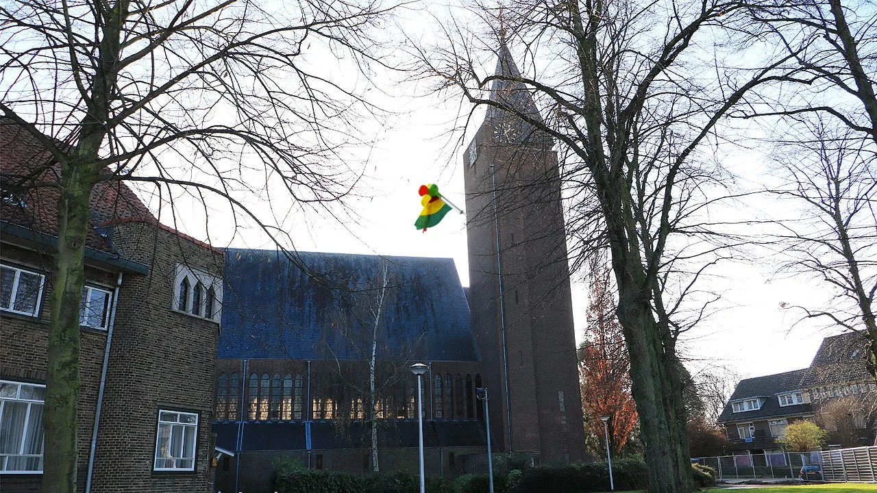 heilig hartkerk overhoven met carnavalsvlag 1