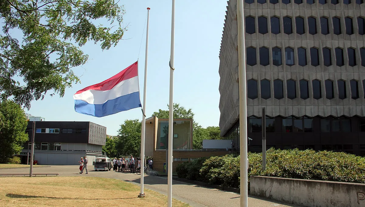 herdenking mh17 in 2015 vlag halfstok bij gemeentehuis sittard