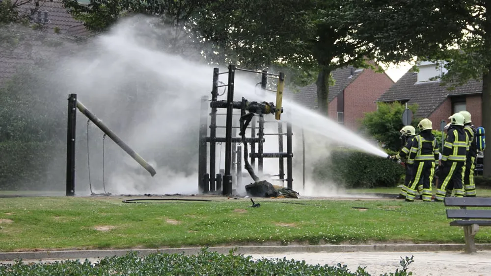 hfd6aptmcfa3uklqj5u2uy6zu brandweer in actie speeltoestellen in brand gestoken