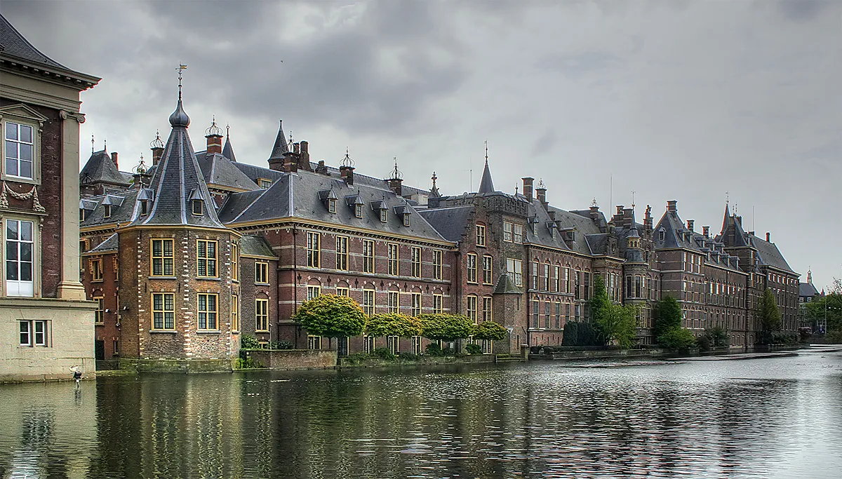 hofvijver den haag fred van assendelft cc by sa 30 via wikimedia commons