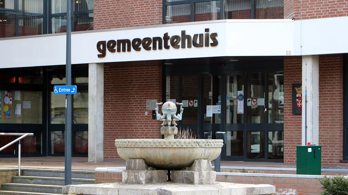 hoofdingang gemeentehuis beek