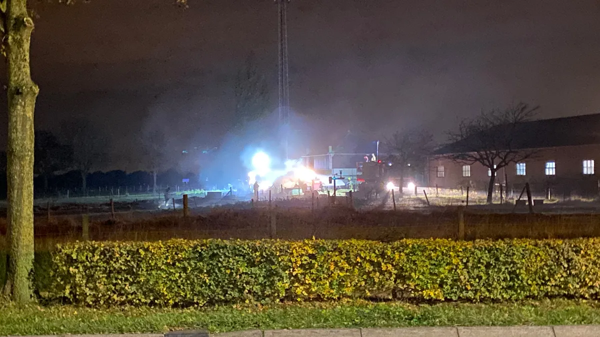 hooibrand bij boerderij op de windraak