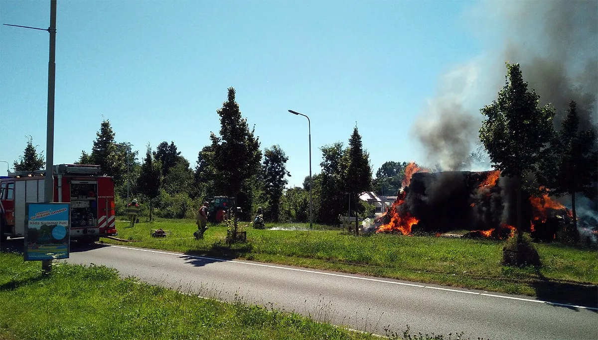 hooiwagen in brand bij buchten 1