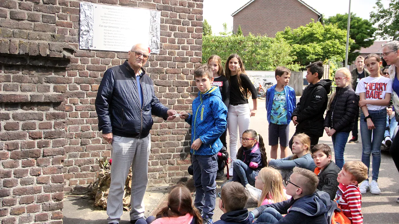 hv bicht adopteert plaquette vickers wellington 1