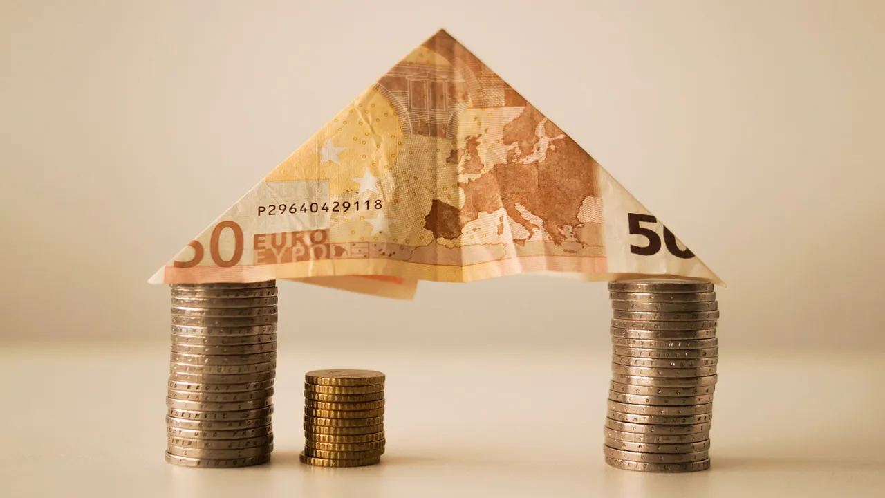 hypotheek euro woning rudy and peter skitterians via pixabay money 1017463 1280