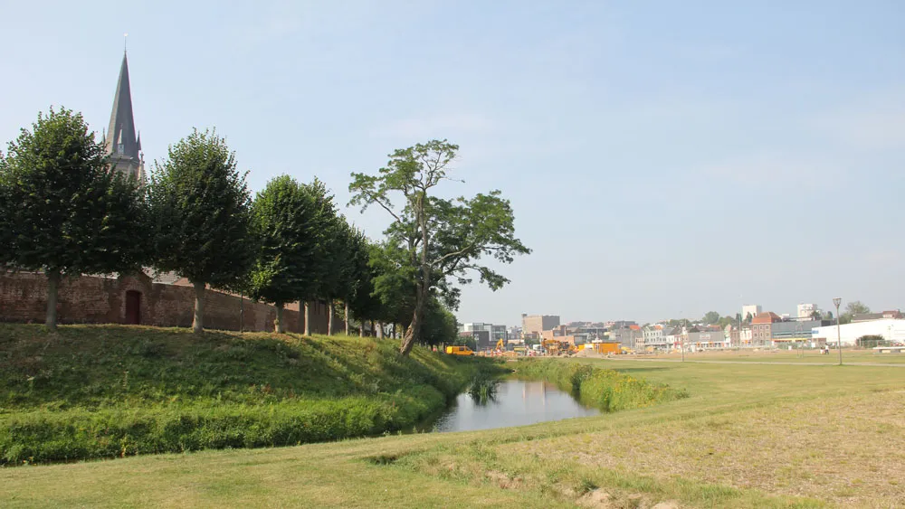 ic8wgdkdoht0919i9ttzm7t6r weer water in de gracht 2