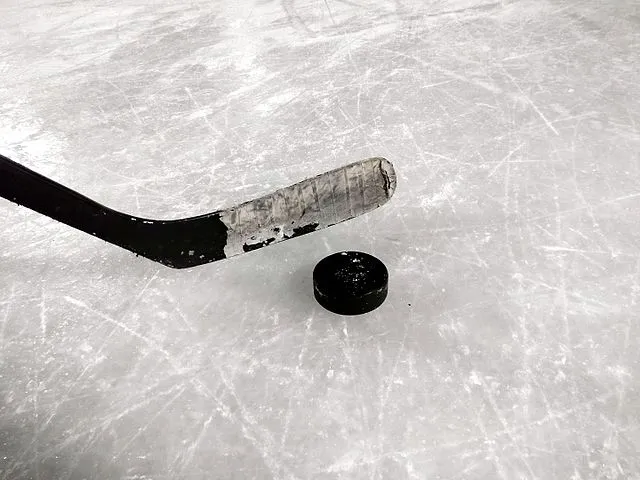ijshockey stick en puck santeri viinamki cc by sa 40 via wikimedia commons