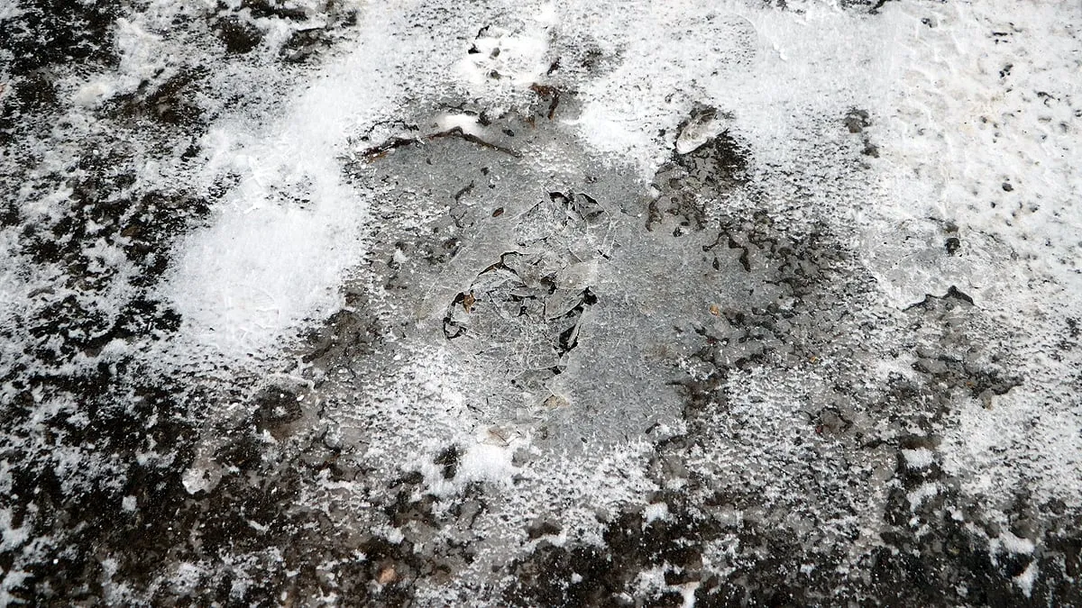 ijslaag op de weg
