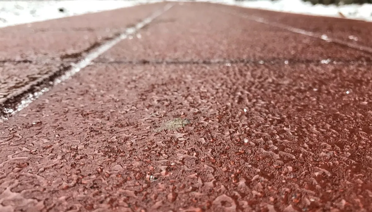 ijzel op stoeptegels