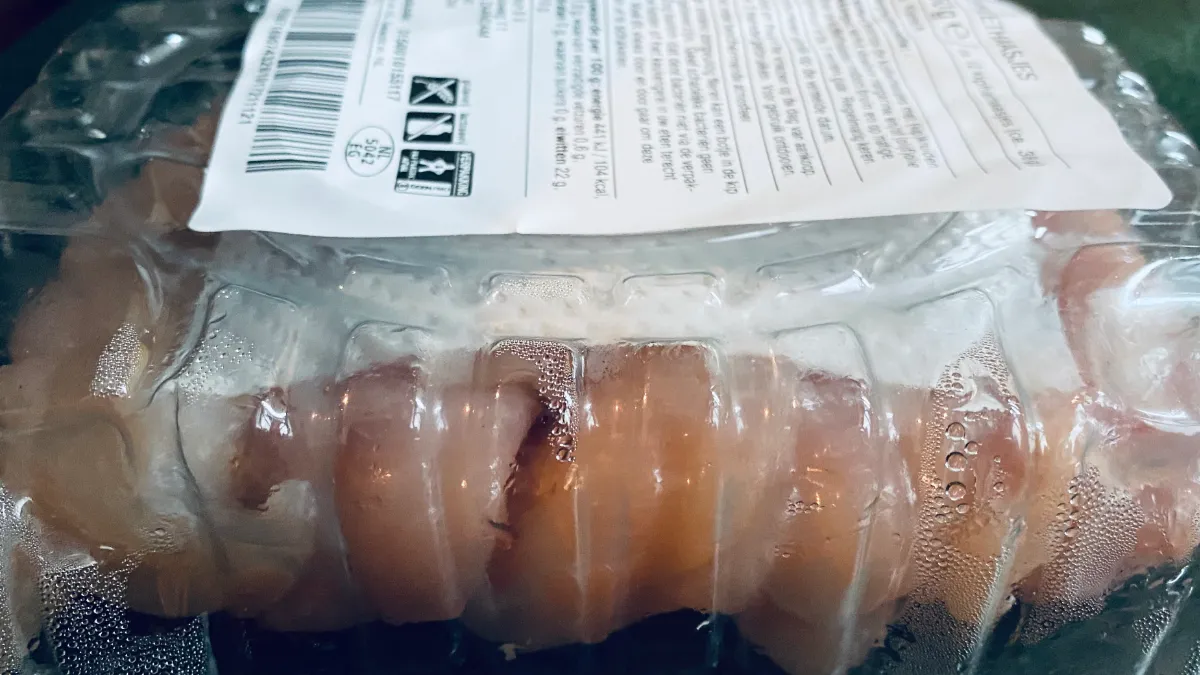 in plastic verpakt vlees met sticker