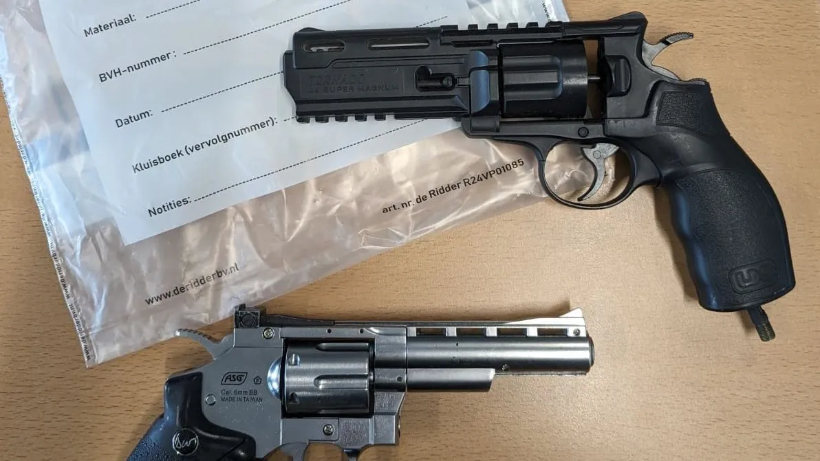 inbeslagname namaakpistolen