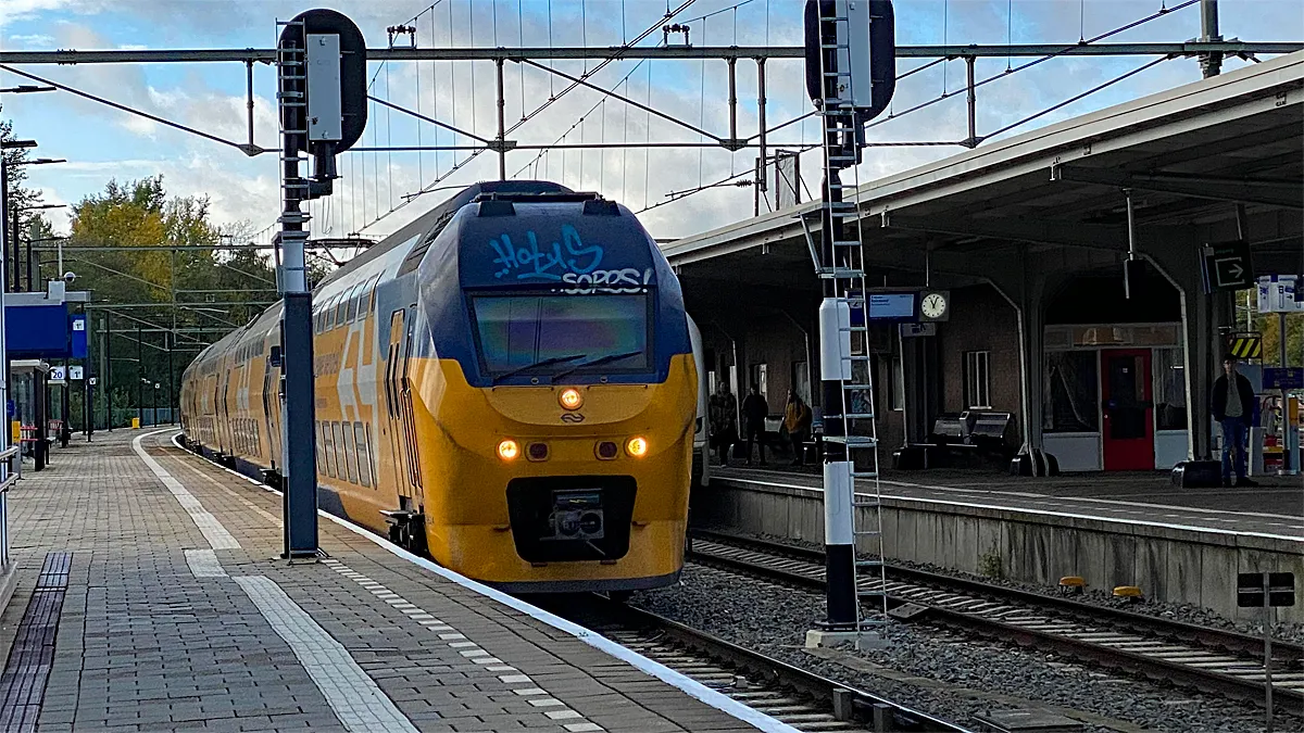 intercity ns richting eindhoven rijdt station sittard binnen 1