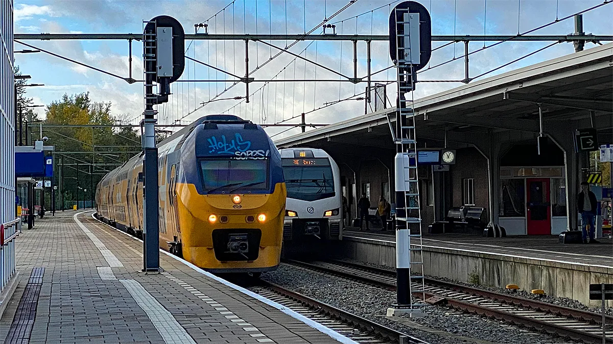 intercity ns richting eindhoven rijdt station sittard binnen 2