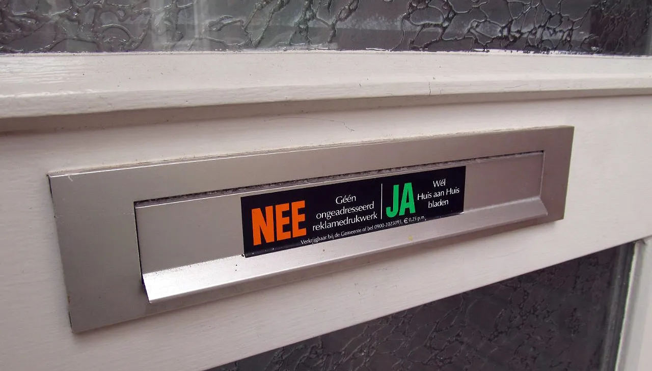 ja nee sticker op brievenbus
