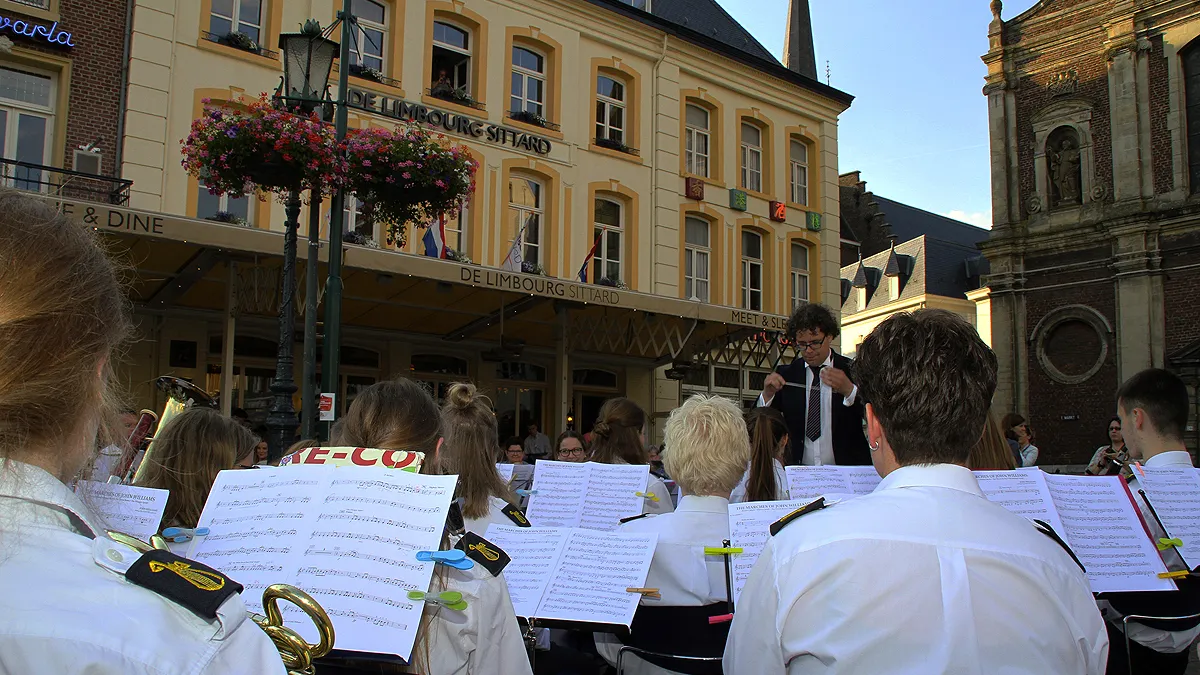 jeugdorkest sint joep in actie op de markt in sittard