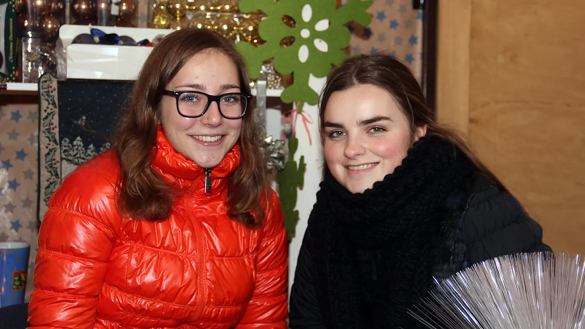 jgg43k6nqj86h6r3i53fcgf2e scholieren op kerstmarkt