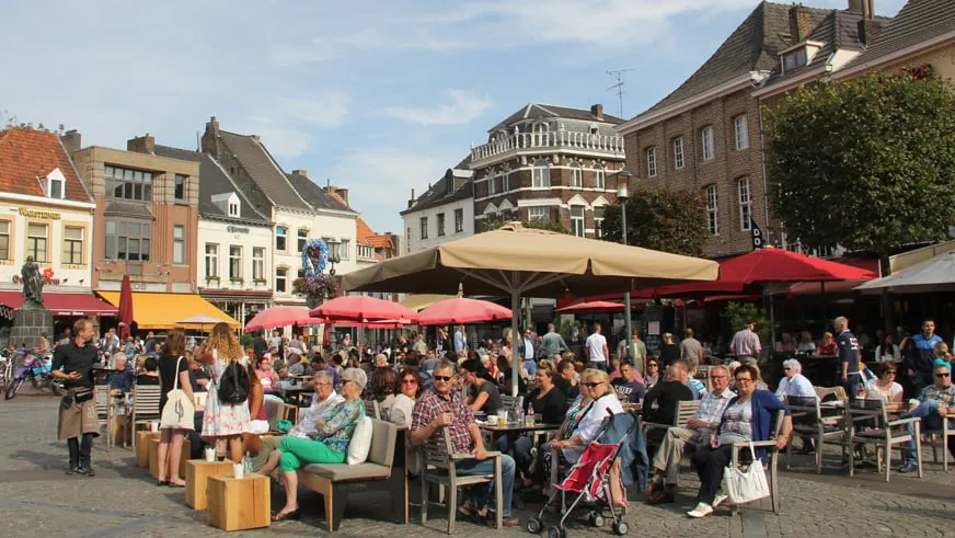 jn96x2slx5fc2n0einc7u61sb volle terrassen op mooie laatste septemberzondag