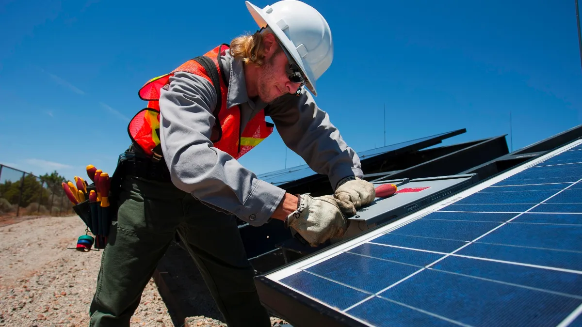 jonge man aan het werk