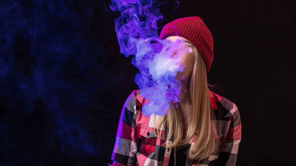 jonge vapende vrouw