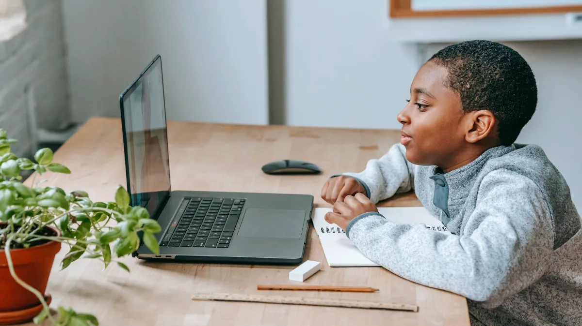 jongen laptop huiswerk