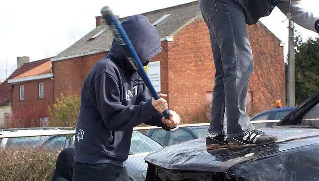 jongeren beschadigen auto photocapy cc by sa 20