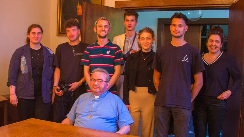 jongeren uit sittard geleen in gesprek met bisschop harrie smeets
