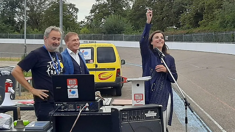judith buhler geeft startschot waanzinnige wielerweken