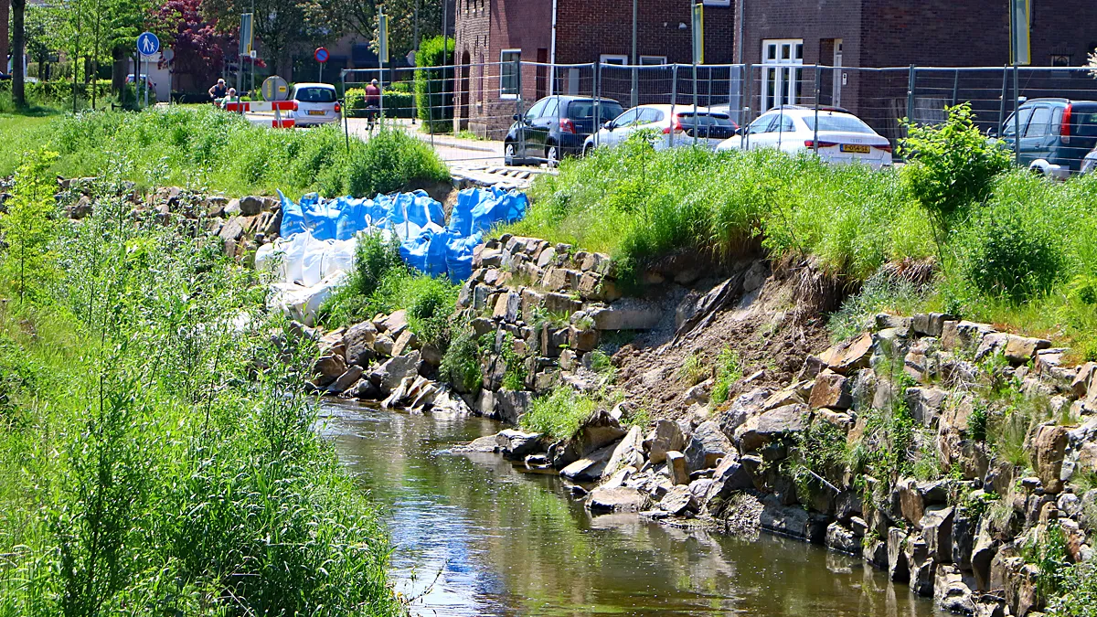 kademuur geleenbeek bij ophoven weer ingestort