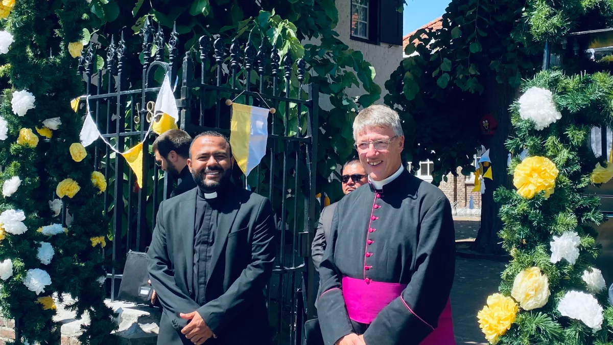 kapelaan jose eduardo guerrero hoyos en deken monseigneur rob merkx