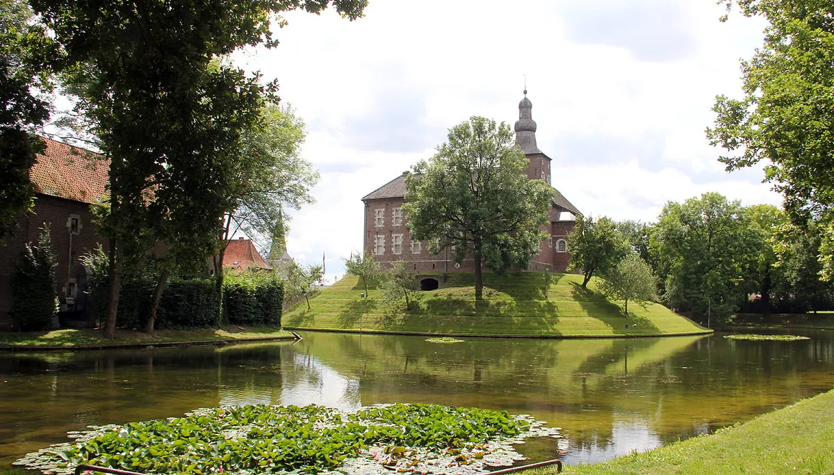 kasteel limbricht vanuit noorden gezien