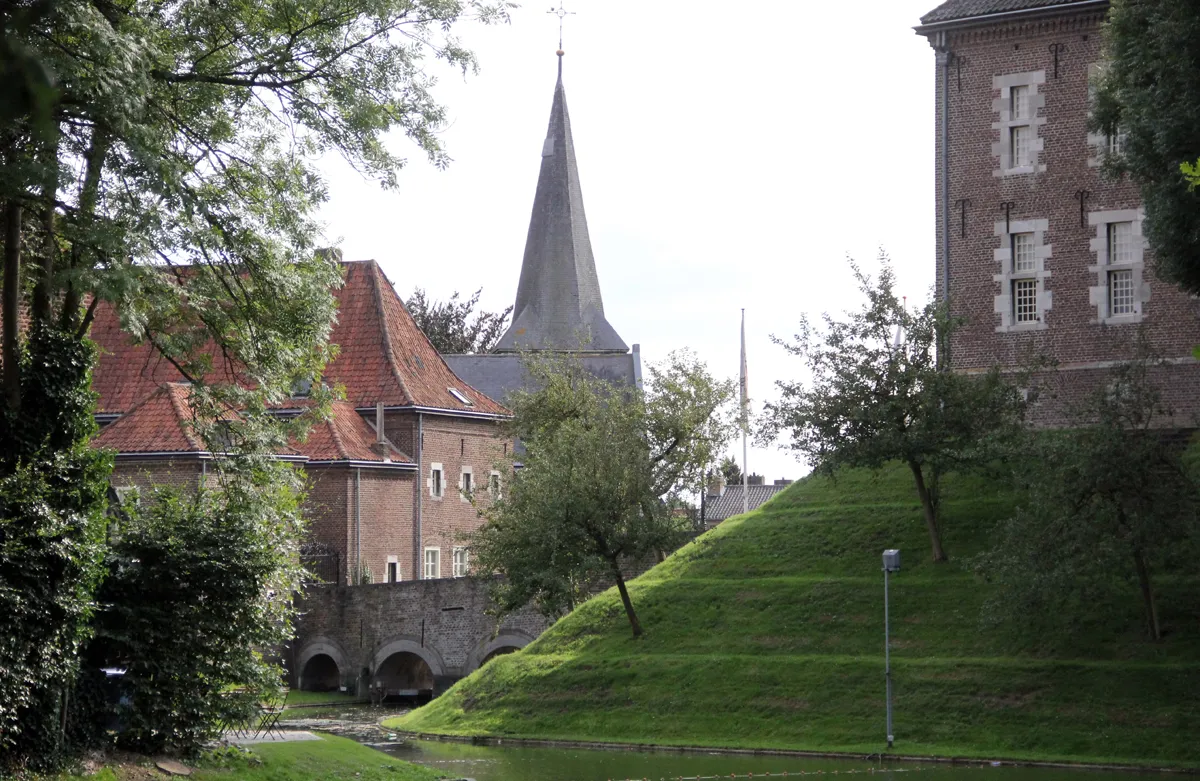 kasteel voorburcht en salviuskerkje limbricht