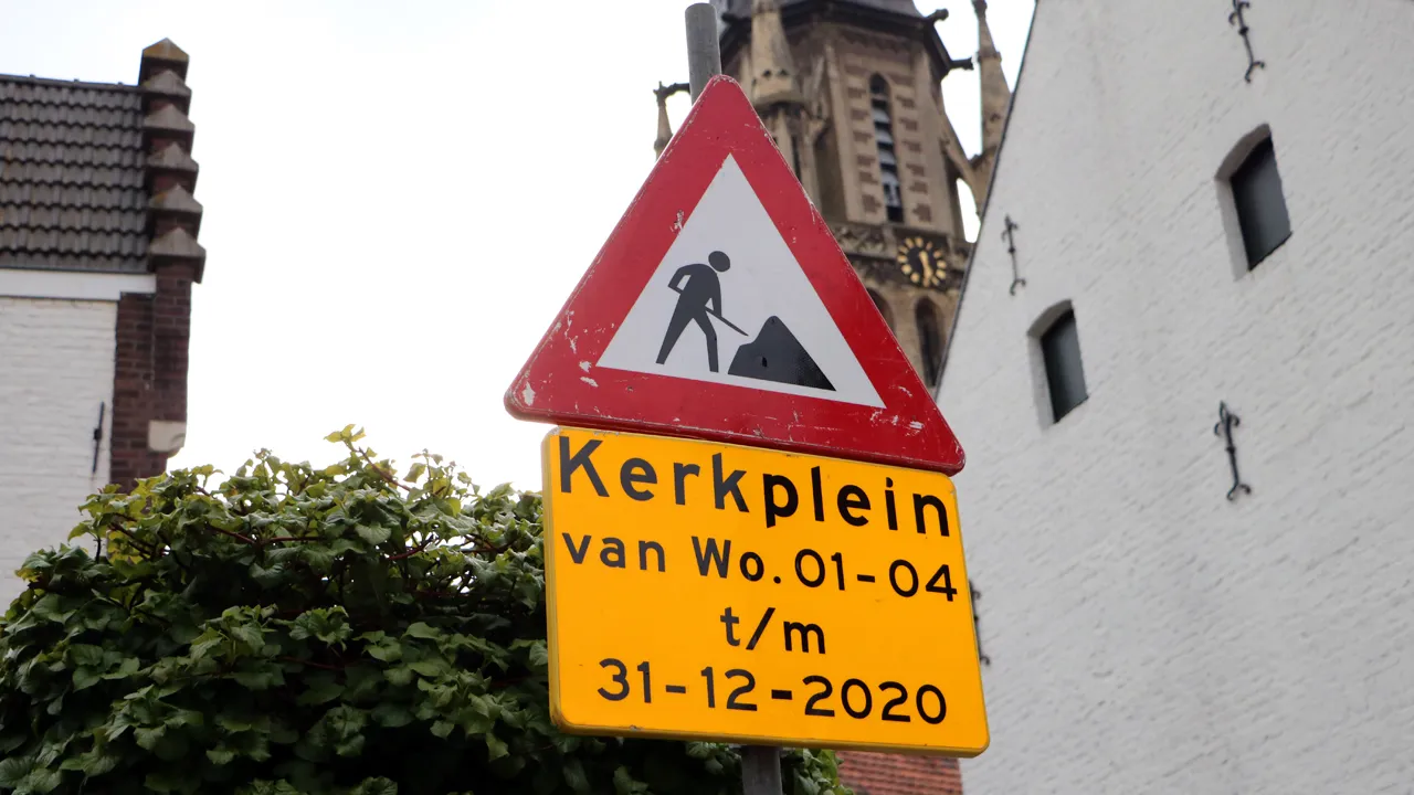kerkplein afgesloten in verband met restauratie toren grote kerk