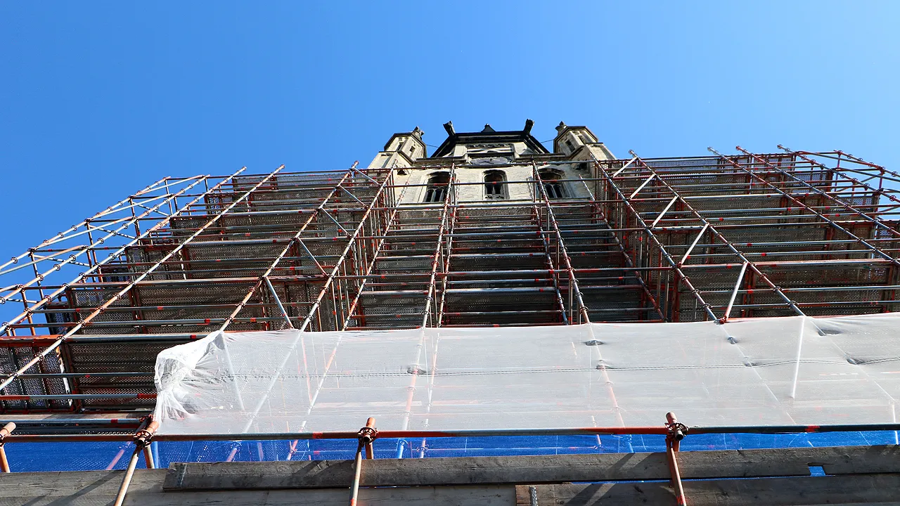 kerktoren in de steigers 202004201