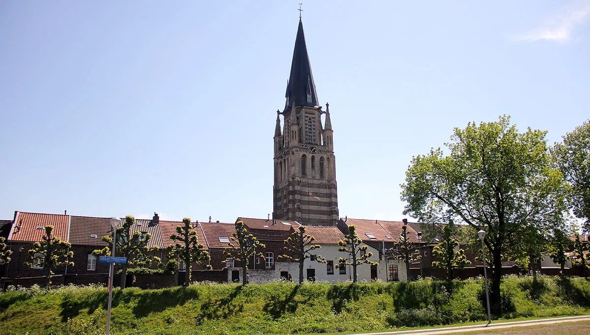 kerktoren sittard gezien vanaf schootsvelden voor ligne