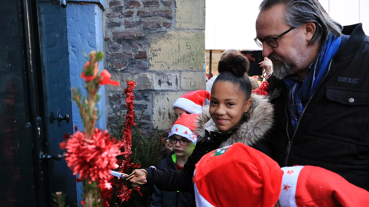 kinderburgemeester en wethouder openen het huis van de kerstman