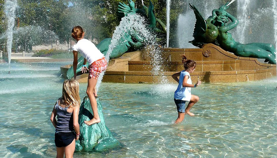 kinderen zon fontein water