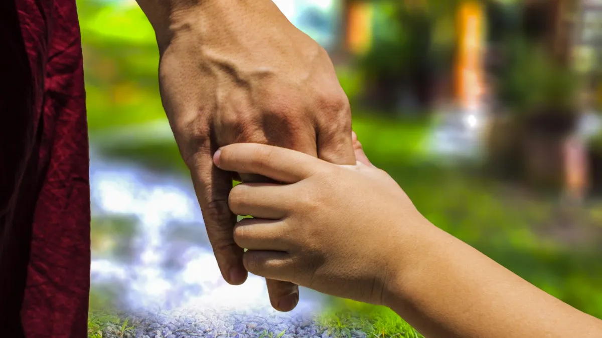 kinderhan houdt hand oudere vast