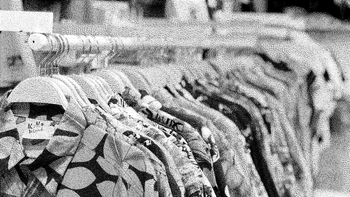 kleding hangend aan een rek zwart wit cc0 pexels