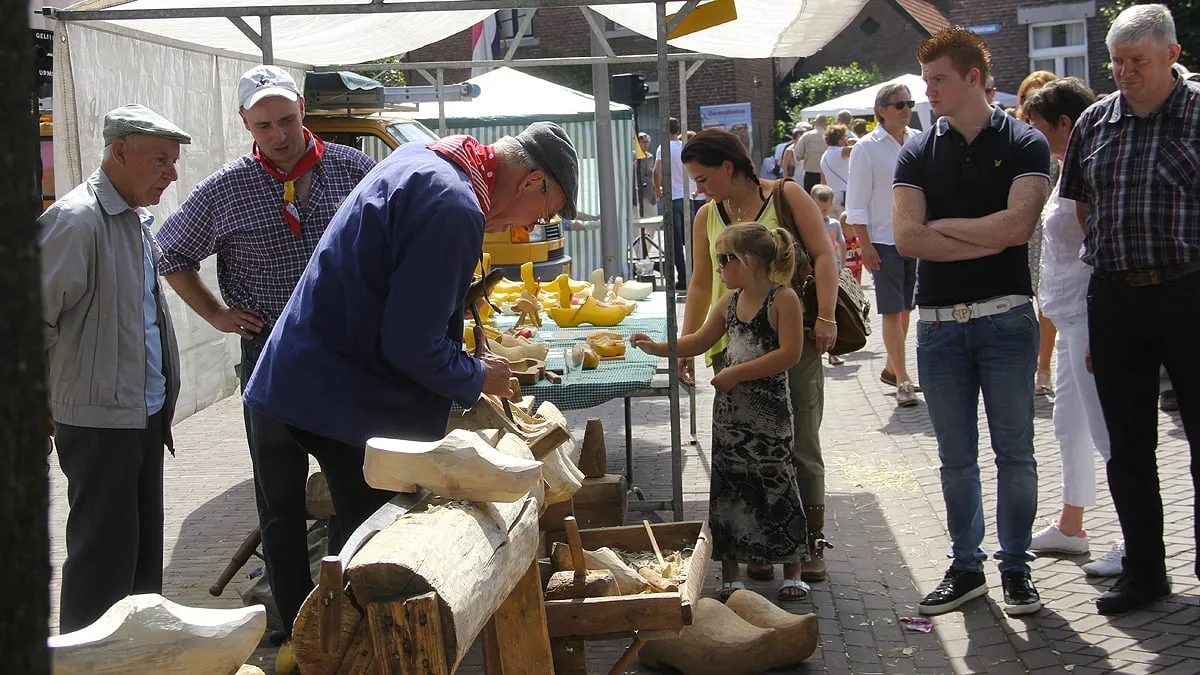klompenmaken tijdens oude ambachten in einighausen
