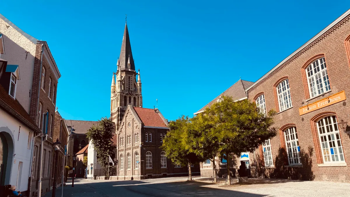 kloosterplein sittard met zich op toren grote kerk