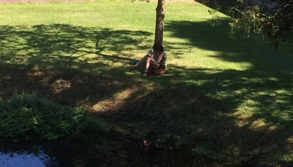 koelte schaduw hittegolf bezinningstuin lezen