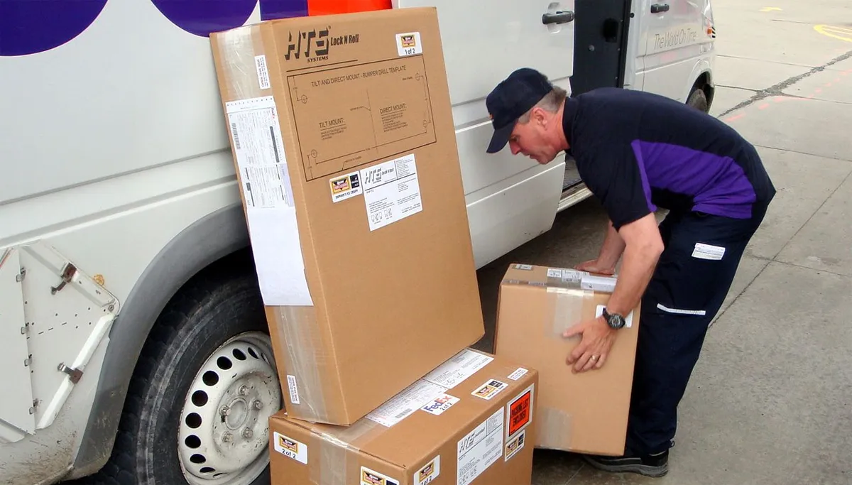 koeriersdienst koerier pakketten mobiusdaxter cc by sa 30 via wikimedia commons