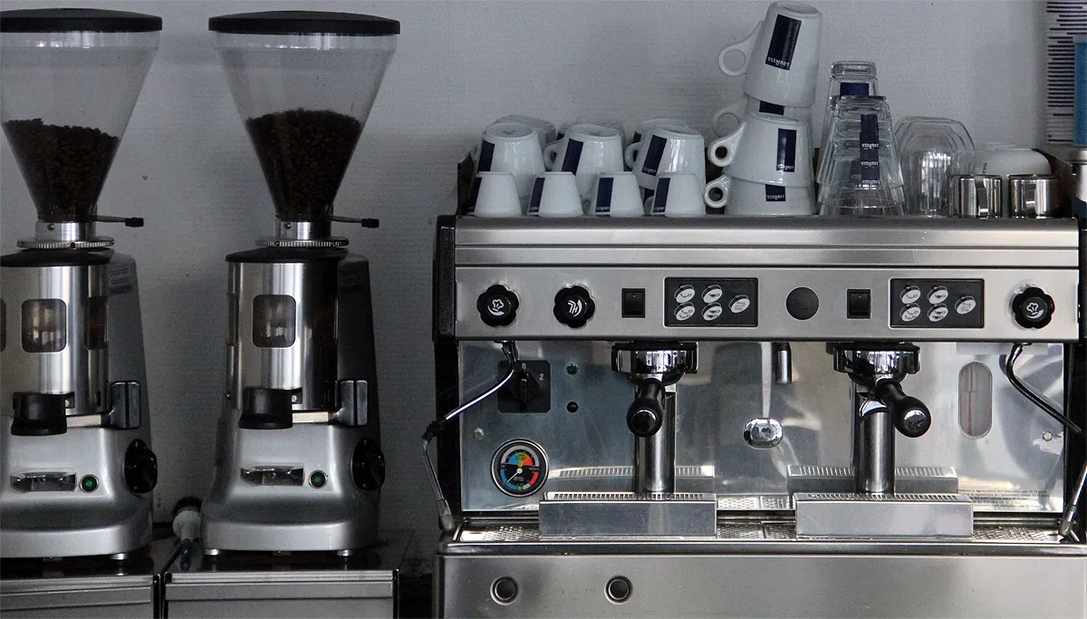 koffiemalers en koffiemachine espresso
