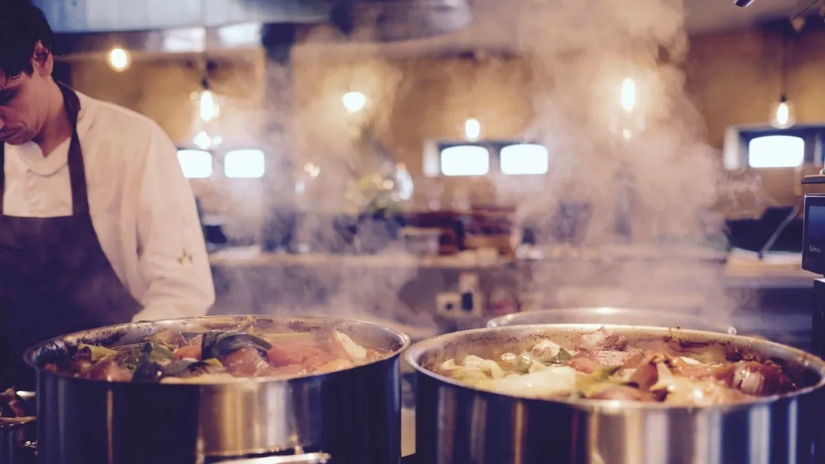 koken in een restaurantkeuken