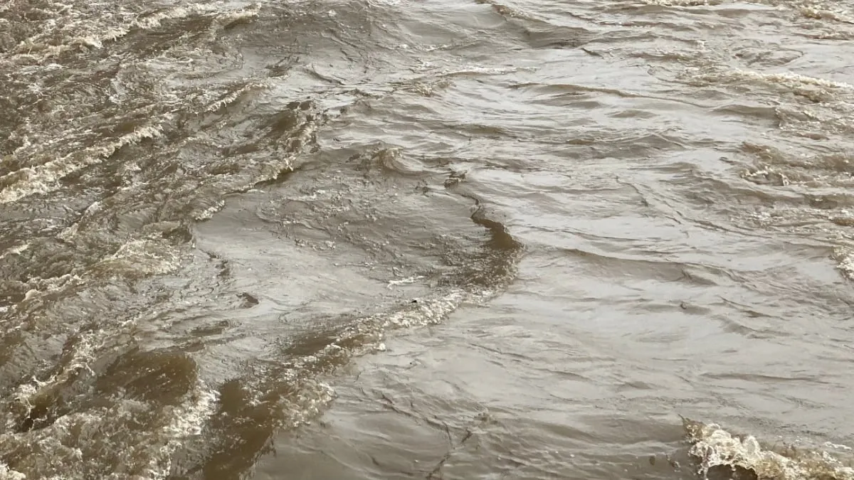 kolkende beek bij hoog water