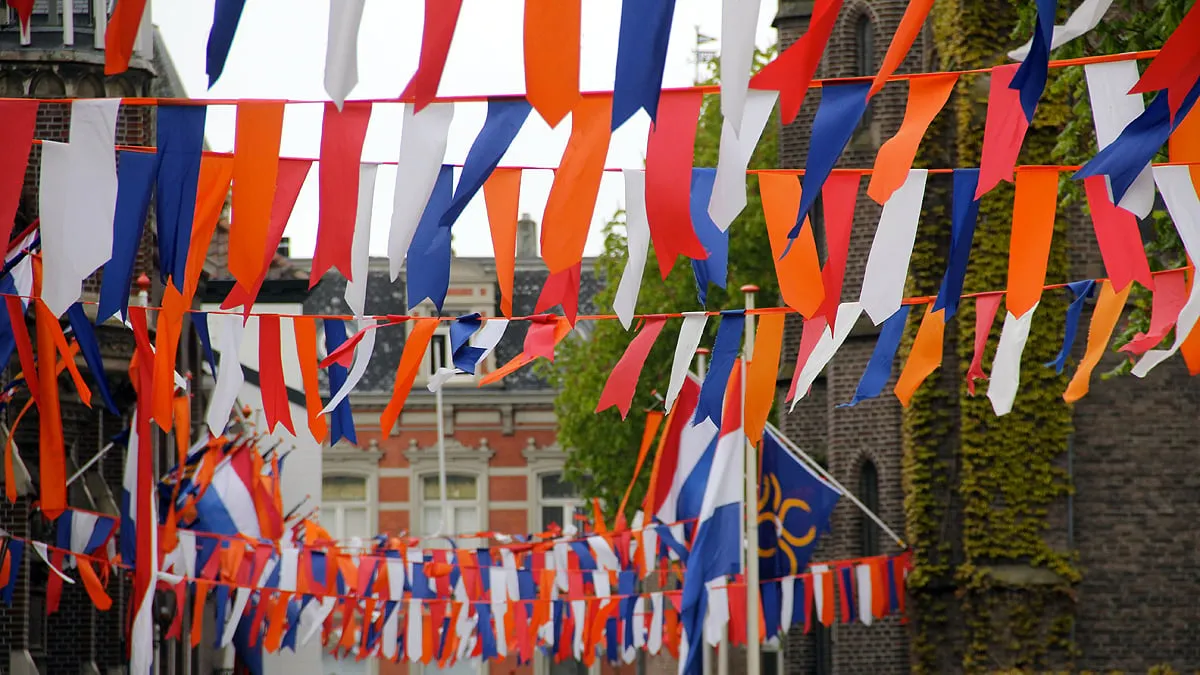 koningsdag versierde oude markt