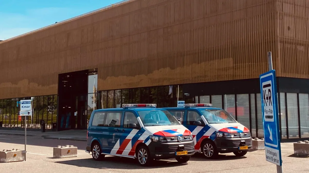 koninklijke marechaussee bij maa vliegveld