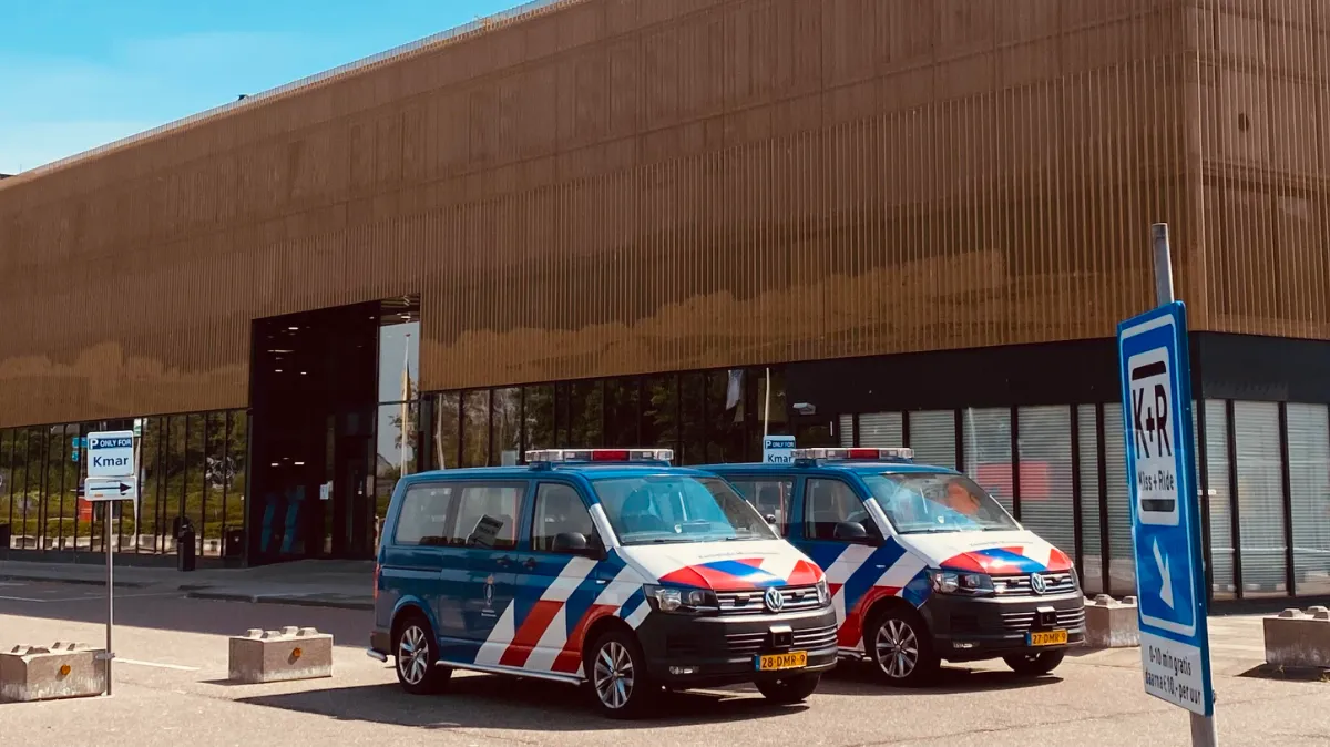koninklijke marechaussee bij maa vliegveld