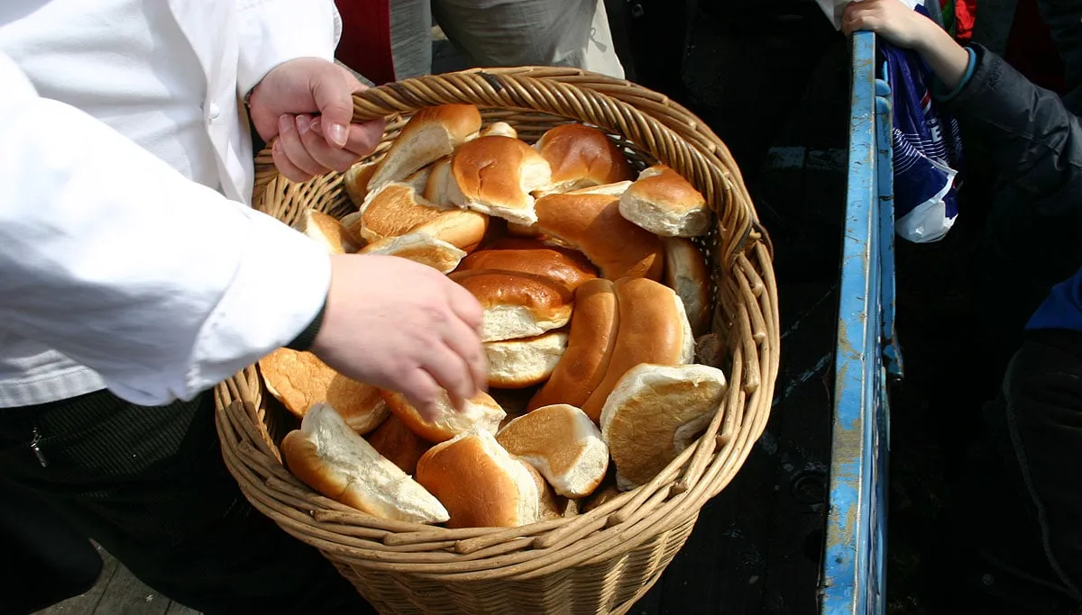 krombrood mand vasthouden